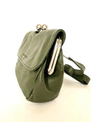 Sticks and Stones Kensington Bag in Dark Olive Seitenansicht