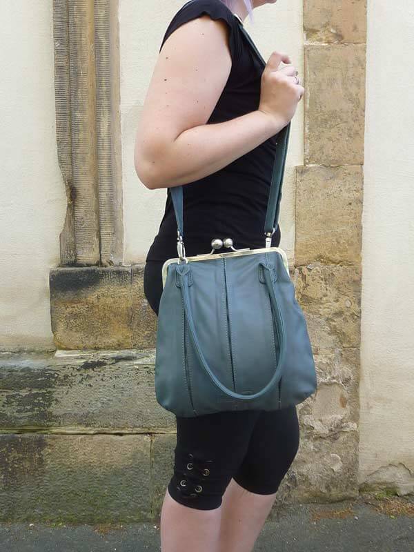 Sticks and Stones - Bügeltasche Annecy Bag als Schultertasche lang getragen