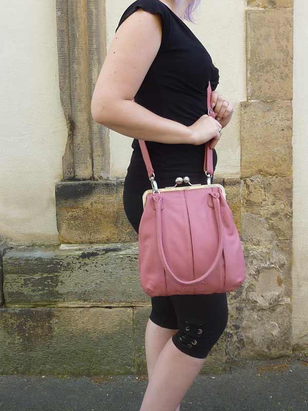 Sticks and Stones - Lederhandtasche Annecy - Millenium Pink als Crossbag