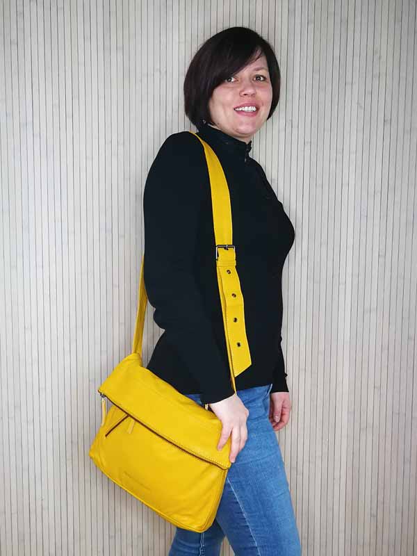 Sticks and Stones - Umschlagtasche City - Buff Washed - Yellow als Schultertasche