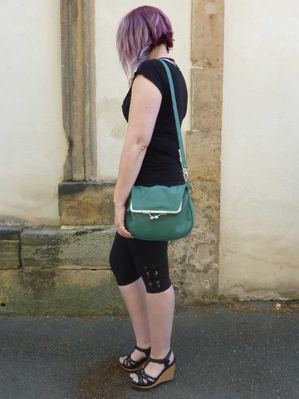 Sticks and Stones - Bügeltasche Lido Bag als Schultertasche lang getragen