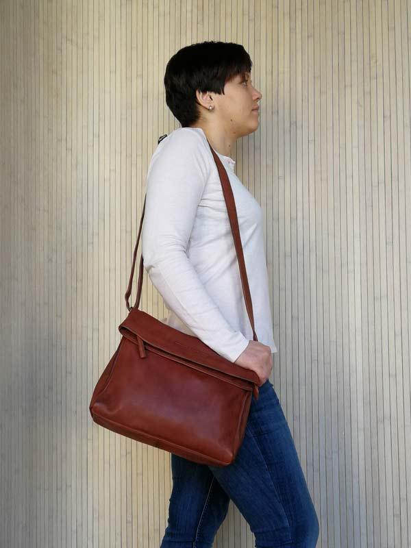 Sticks and Stones - Umschlagtasche Madison Bag - Mustang Brown als Schultertasche lang getragen