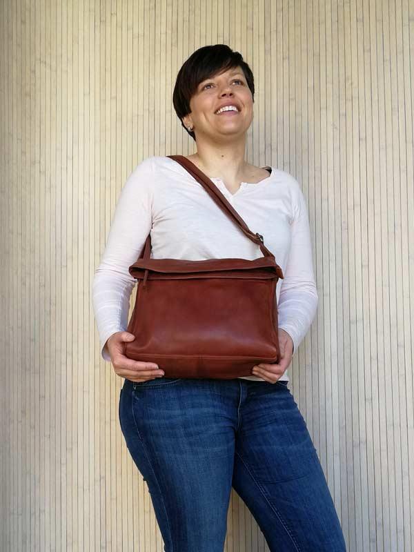 Sticks and Stones - Umschlagtasche Madison Bag - Mustang Brown als schultertasche kurz getragen