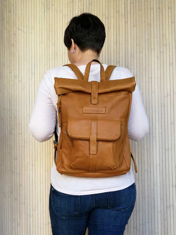 Sticks and Stones - Lederrucksack Messenger Backpack als Rucksack getragen