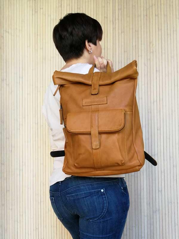 Sticks and Stones - Lederrucksack Messenger Backpack als Schultertasche kurz getragen