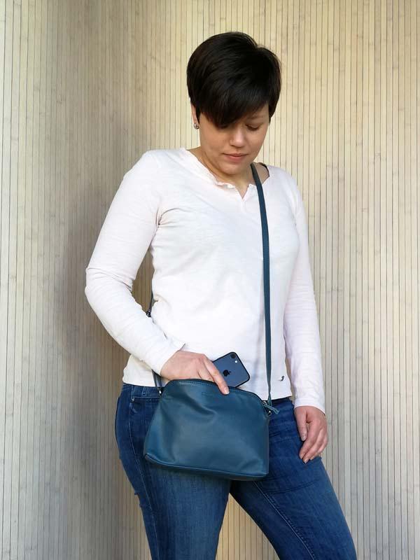 Sticks and Stones - Ledertasche Myra als Crossbag mit iPhone