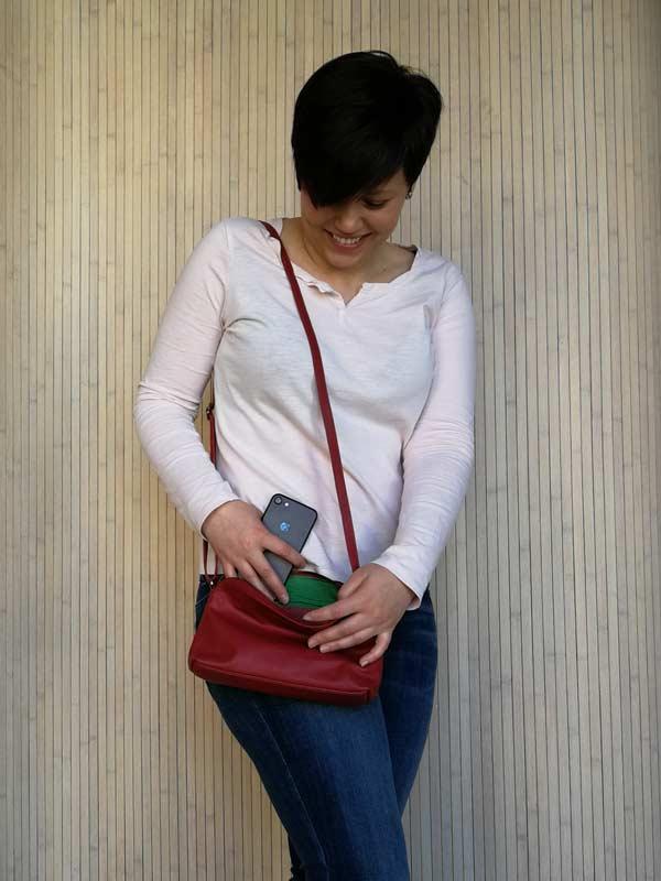 Sticks and Stones - Ledertasche Myra Bag - Red als Schultertasche mit iPhone